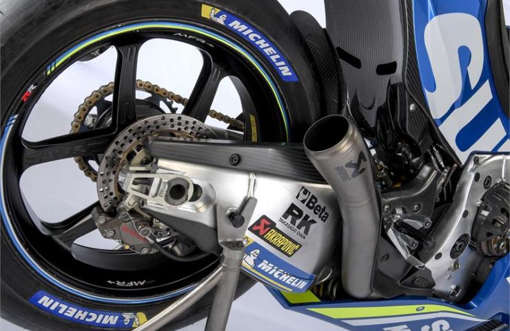 Suzuki MotoGP 2018 particolare del forcellone e del terminale di scarico