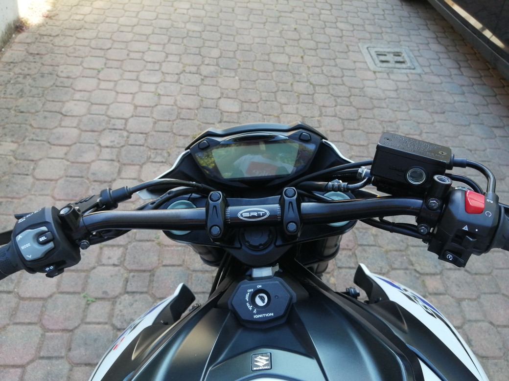 Manubrio Piega Bassa Accossato Per Suzuki GSR 600 - In Alluminio, Diametro 22 Mm, Colore Nero, Made In Italy