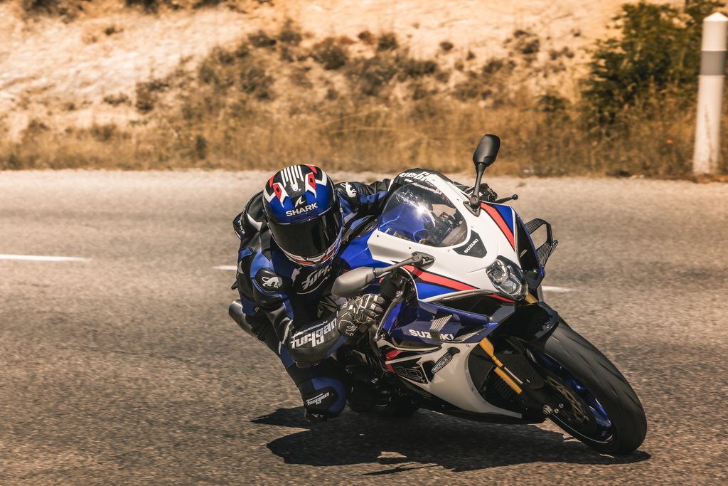gsx-r 1000r blue 2025 road