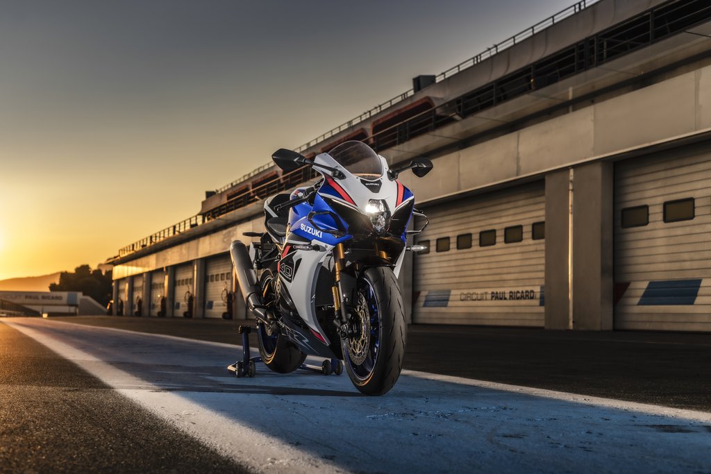 gsx-r 1000r blue 2025 front