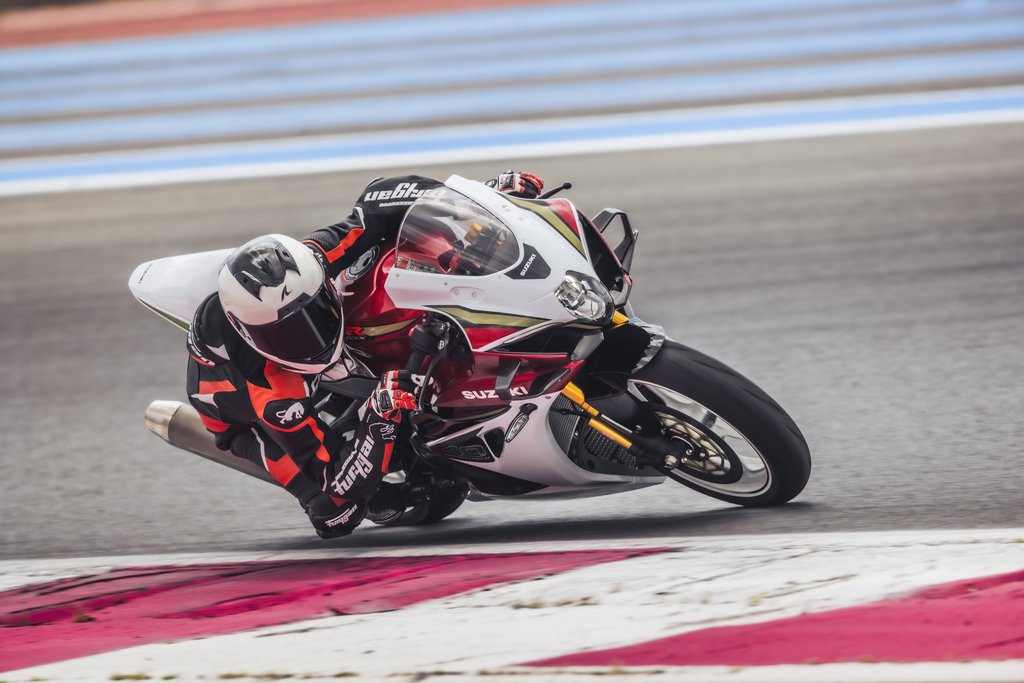 gsx-r 1000r red track